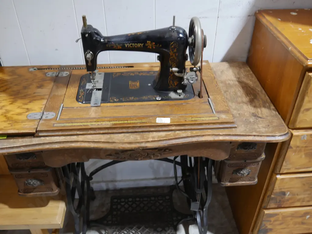 Victory sewing machhine and table Image 1++