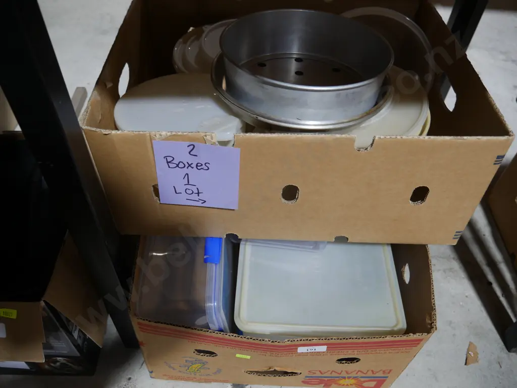 2 boxes tupperware's etc Image 1++