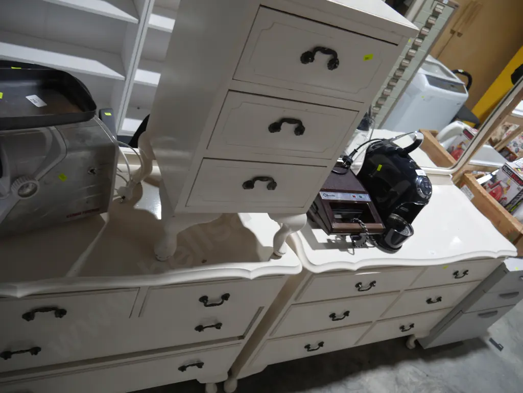 Three-piece bedroom suite Image 1++