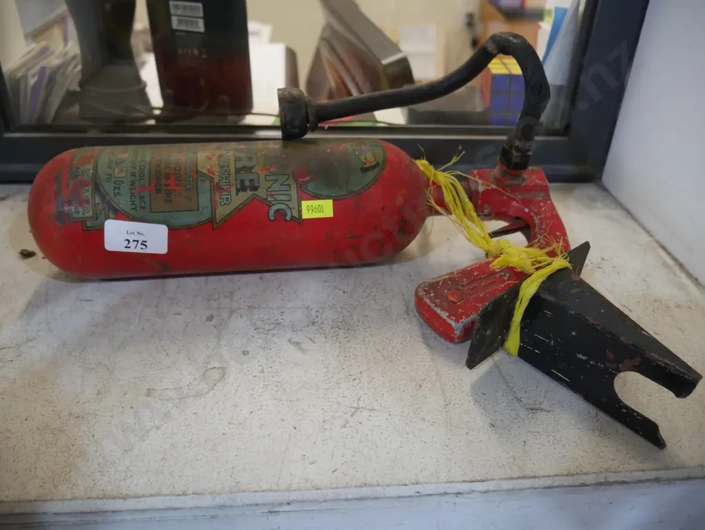 Old fire extinguisher Image 1++