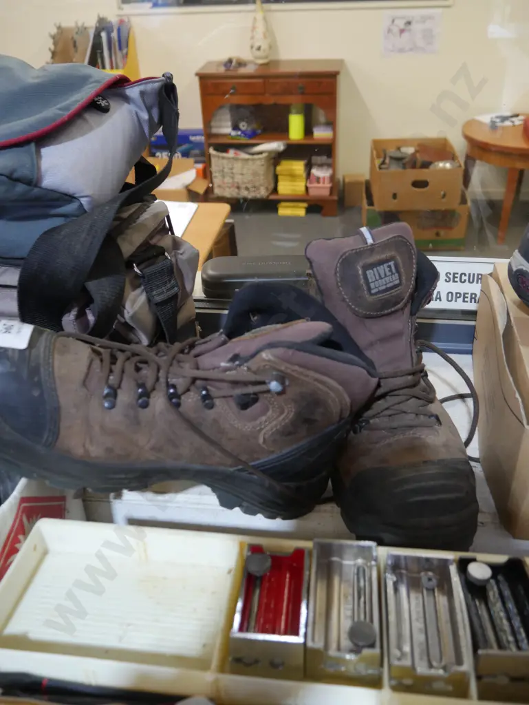 Rivet work boots size 10 Image 1++