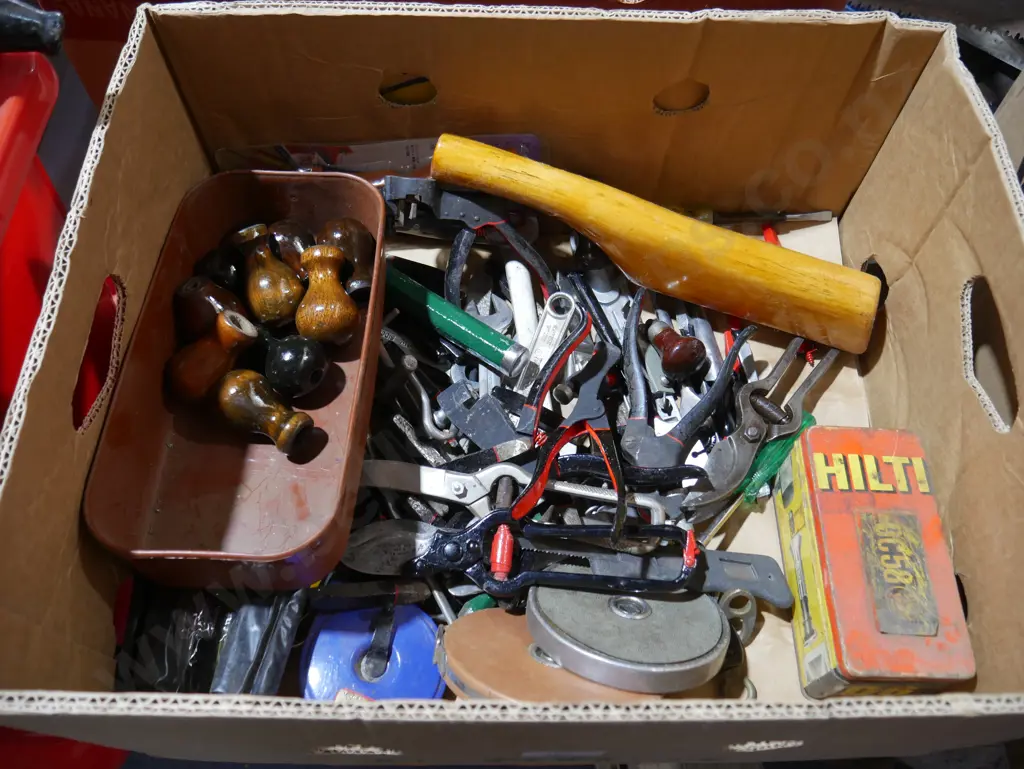 Assorted hand tools Image 1++