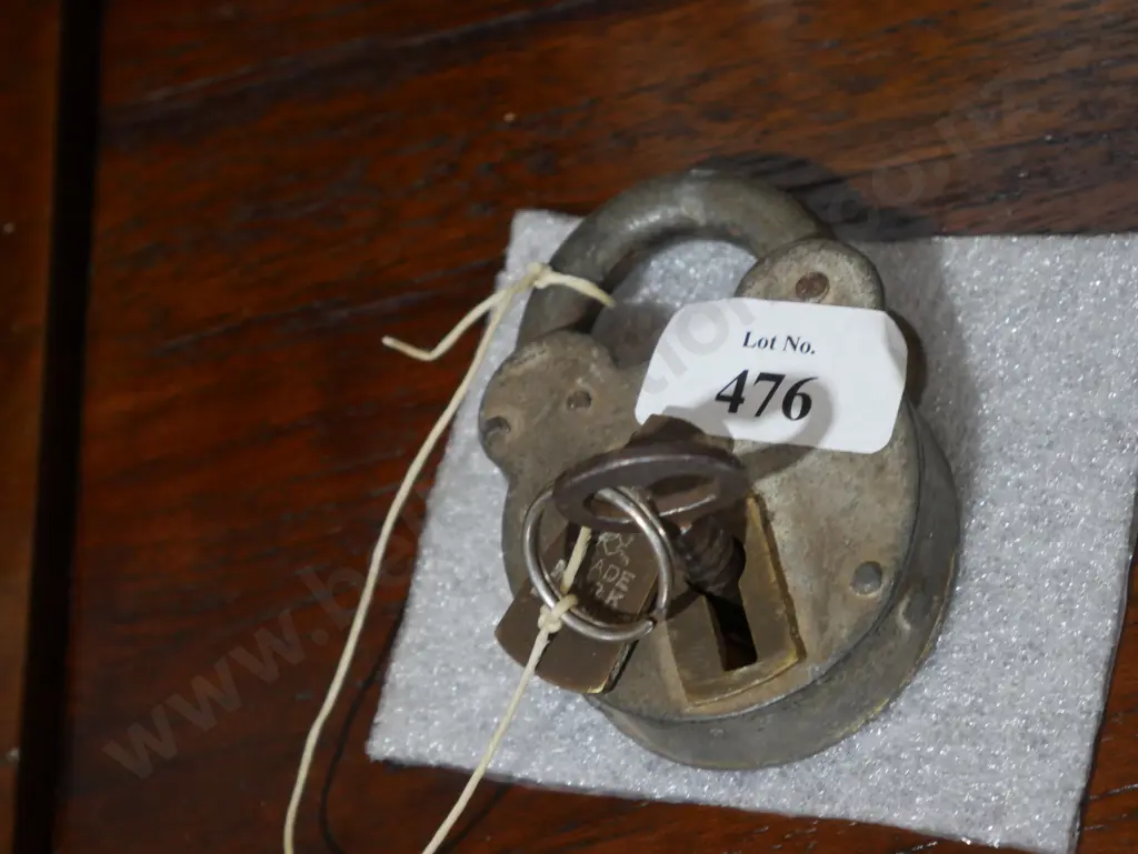 Vintage padlock and key Image 1++