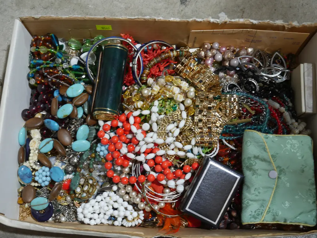 Costume jewellery Image 1++