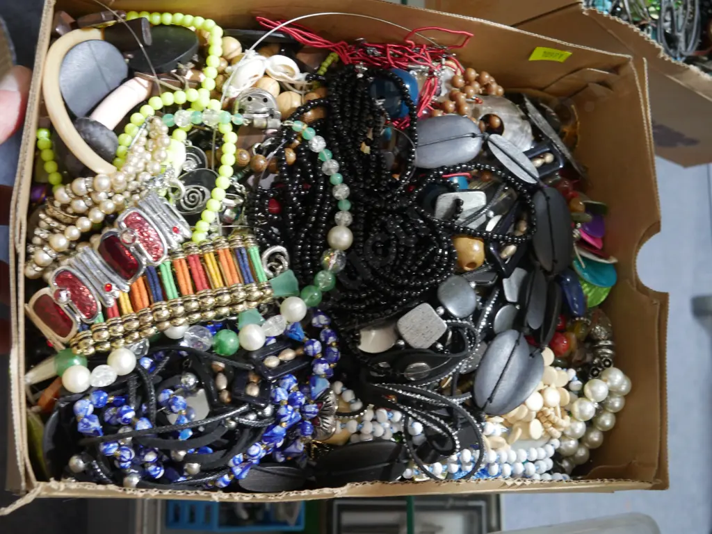 Costume jewellery Image 1++