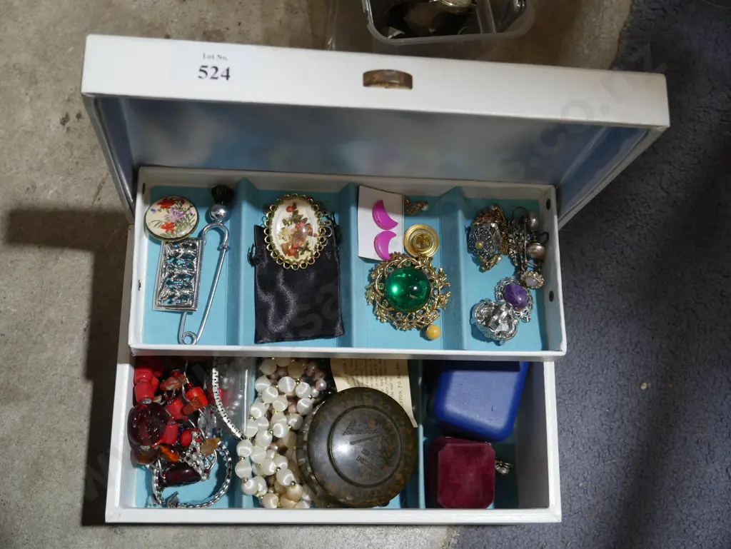 Jewellery box and contents Image 1++
