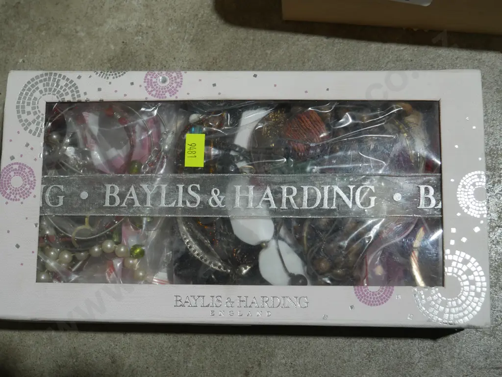 Costume jewellery Image 1++