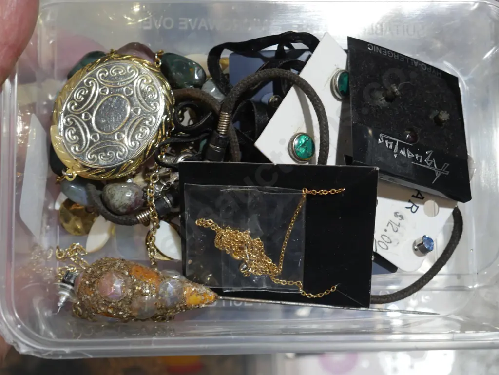 Costume jewellery Image 1++