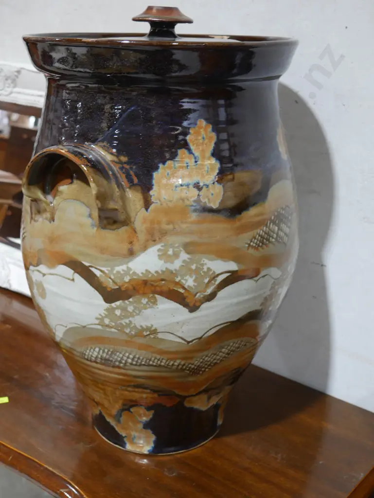 Large pottery container Image 1++