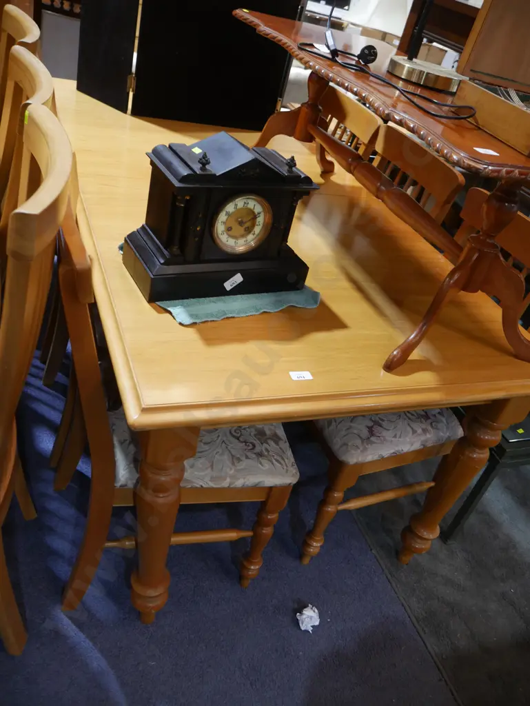 Extendable dining table and 6 chairs Image 1++