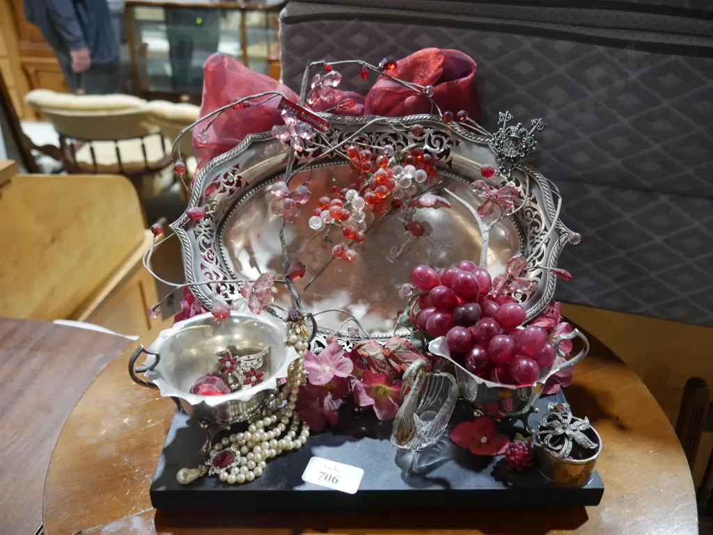 Decorative centrepiece EP dishes, faux grapes Image 1++
