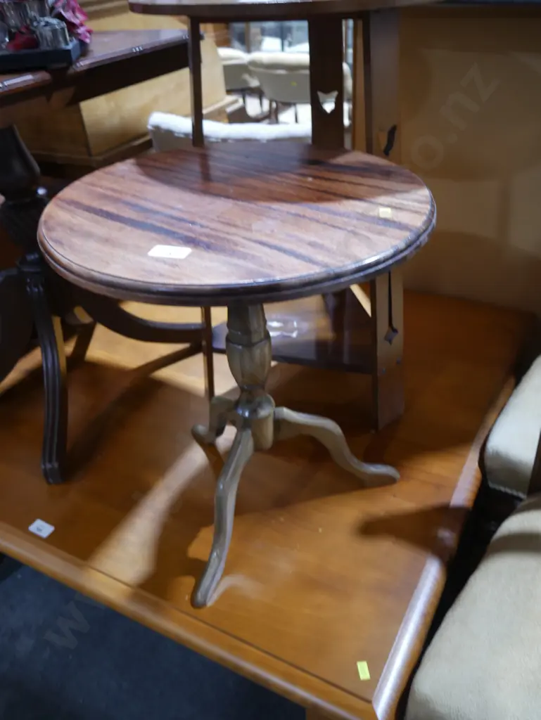 Side table Image 1++