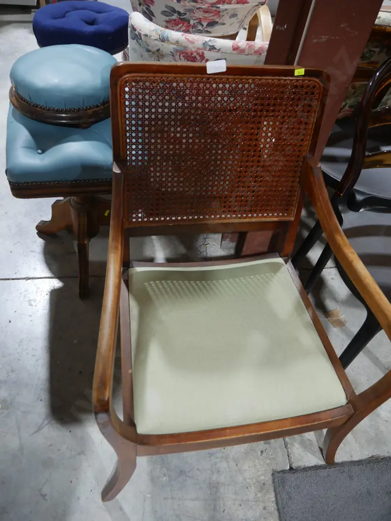Cane back elbow chair Image 1++