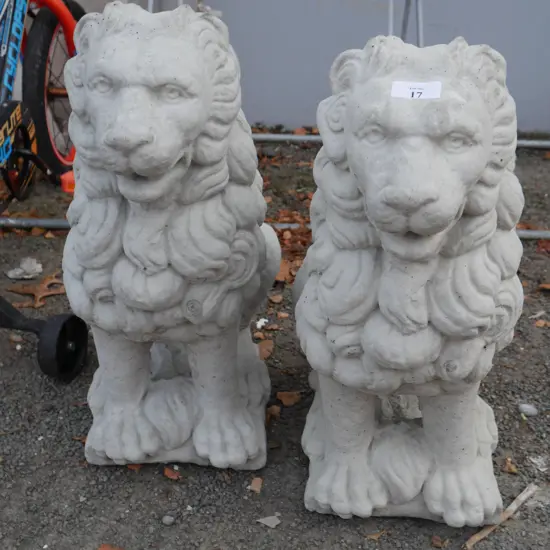 2 lion statues
