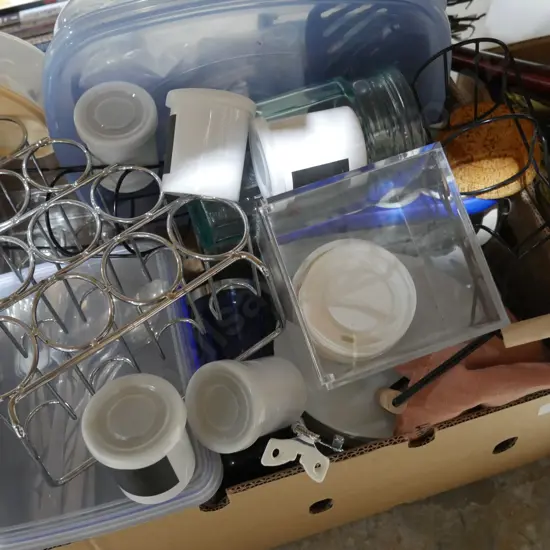 2 boxes of kitchenware