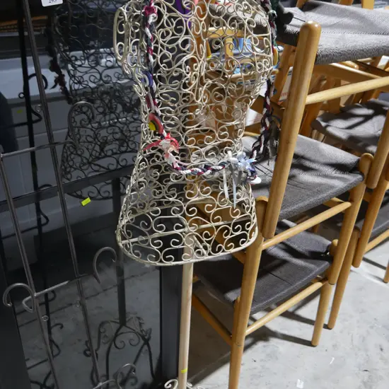 Wire mannequin