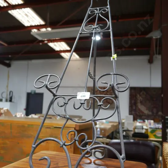 Metal easel