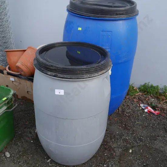 2 plastic drums