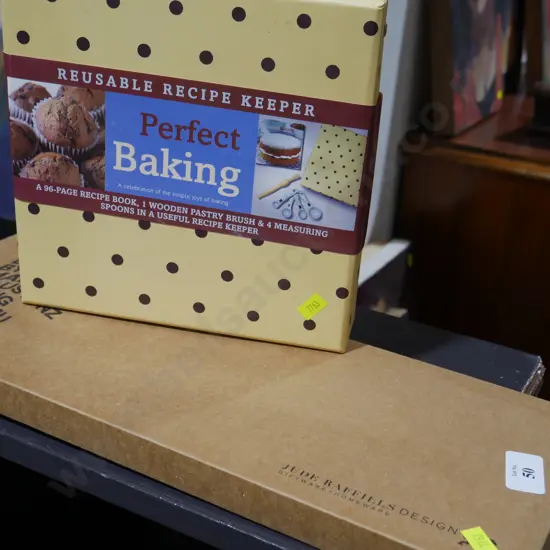 Baking set and chopping board