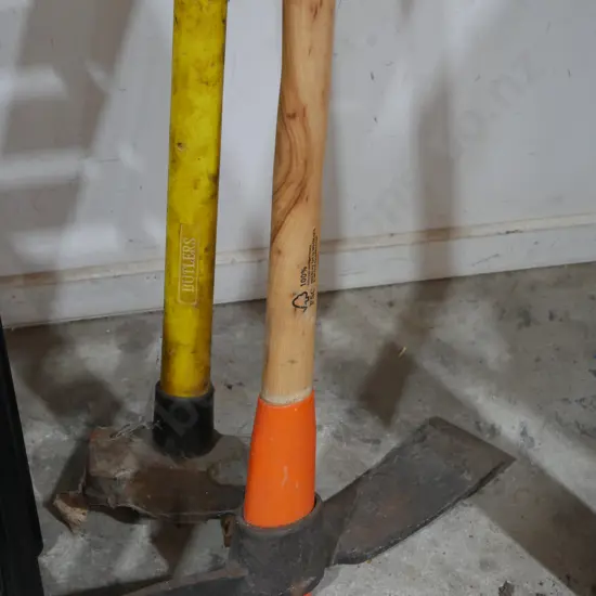 Sledge hammer , grubber