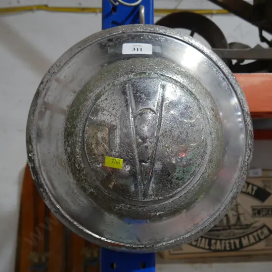 V8 hub cap