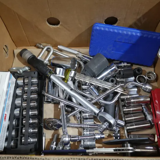 Torque wrench , sockets