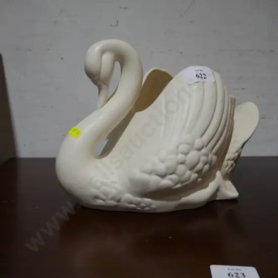 Crown Lynn large swan, hairline to wing