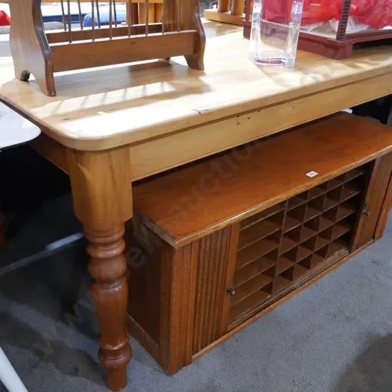 Turned leg dining table