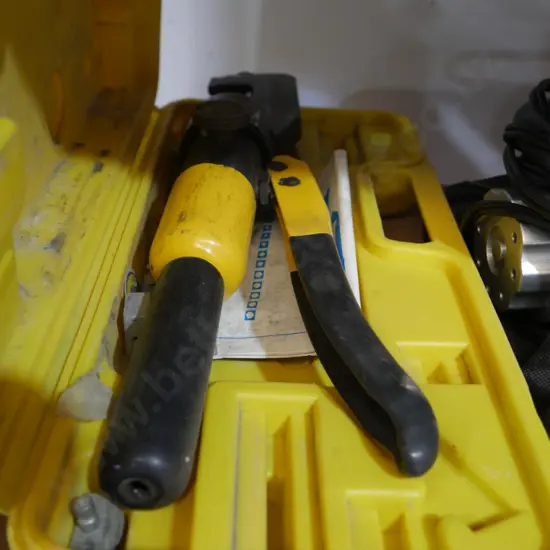 Manual hydraulic pliers