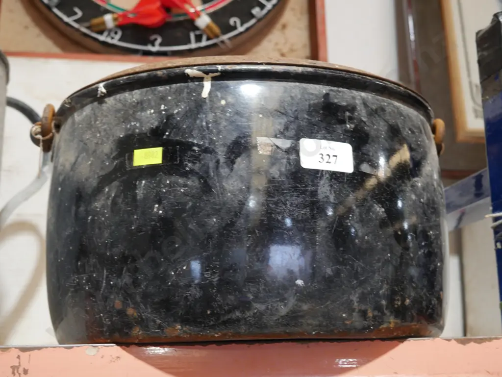 Black enamel pot Image 1++