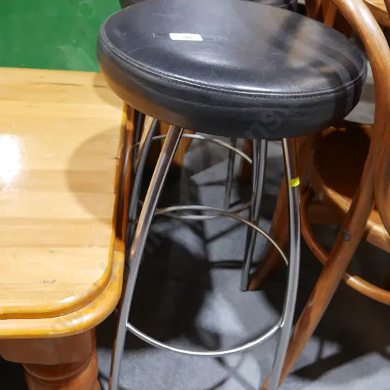 2 barstools
