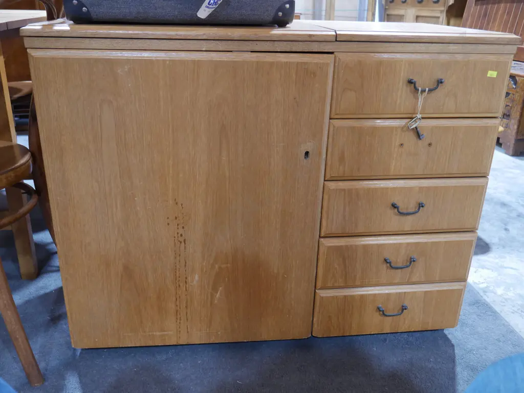 Sewing cabinet Image 1++