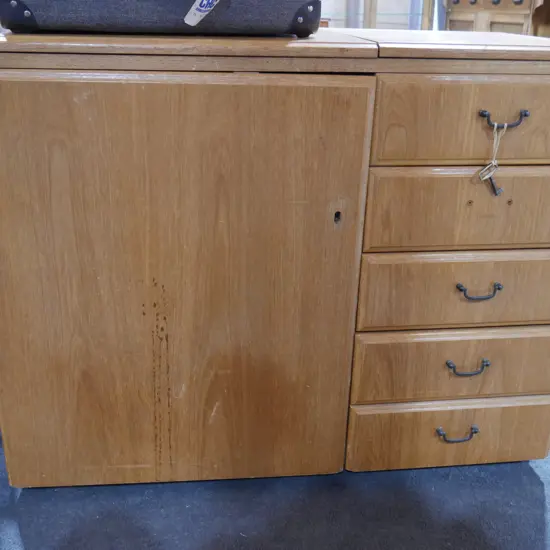 Sewing cabinet