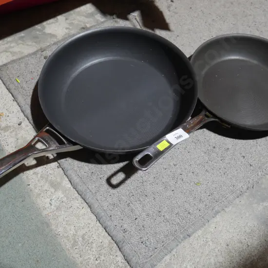 2 fry pans
