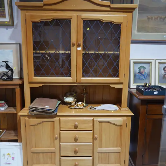 Hutch dresser