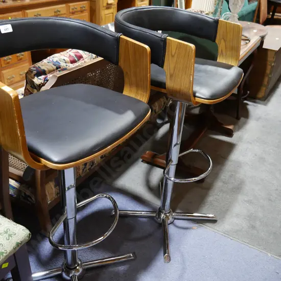 2 bar stools