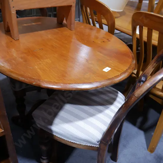 Oval table and 2 chairs