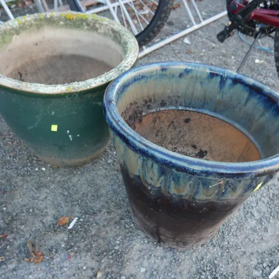 2 plant pots