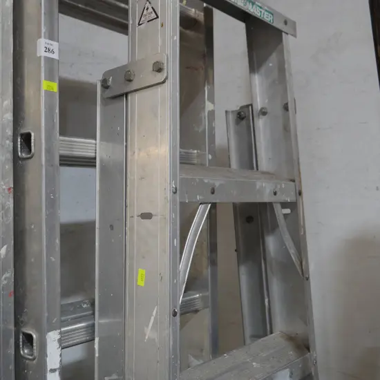 Aluminium extension ladder