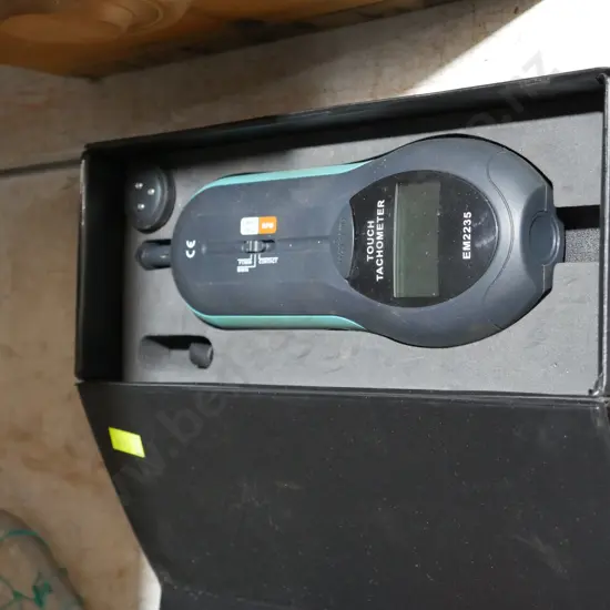 Digital tachometer