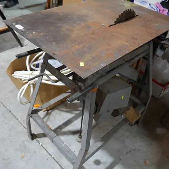 Saw table