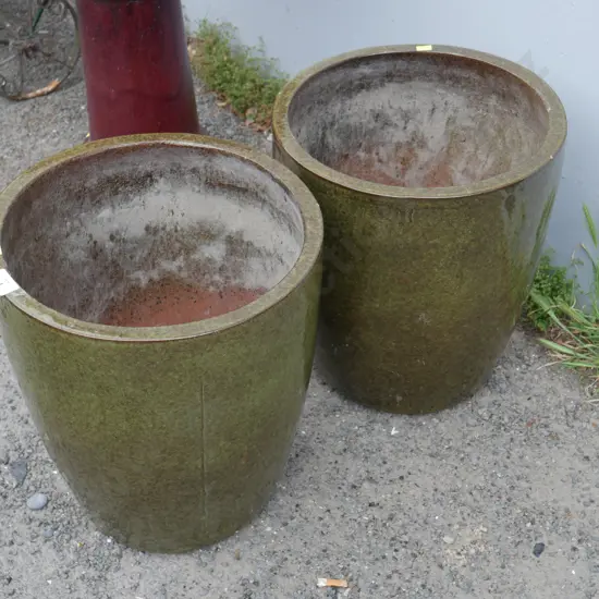 2 garden pots and stands