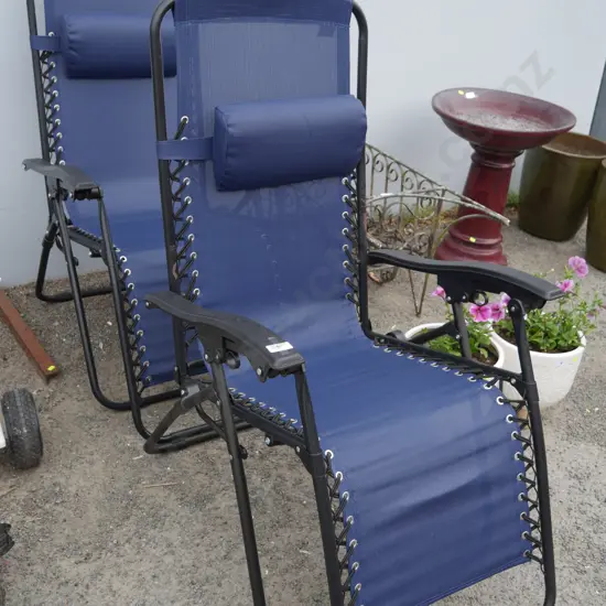 2 folding outdoor chairs