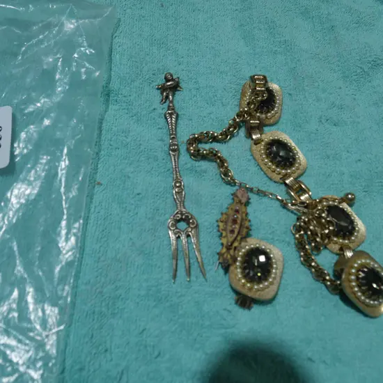 Earrings necklace ect