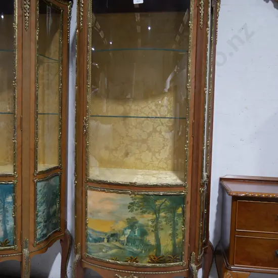 Display cabinet (cracked glass)