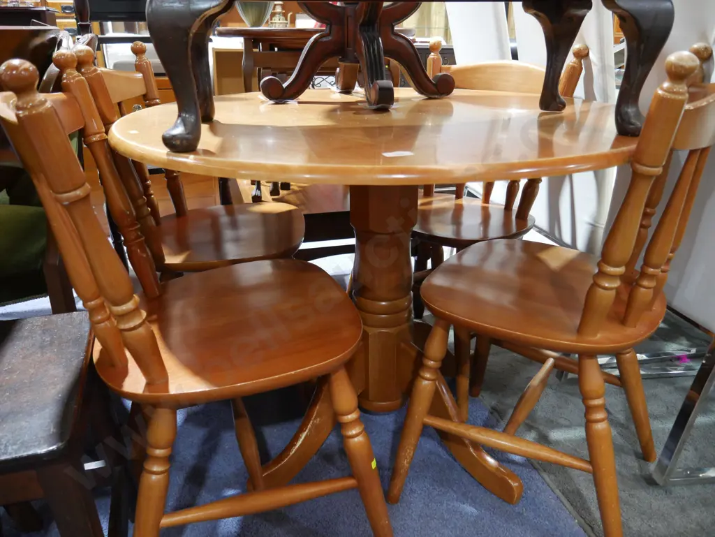 Round table and 4 chairs Image 1++