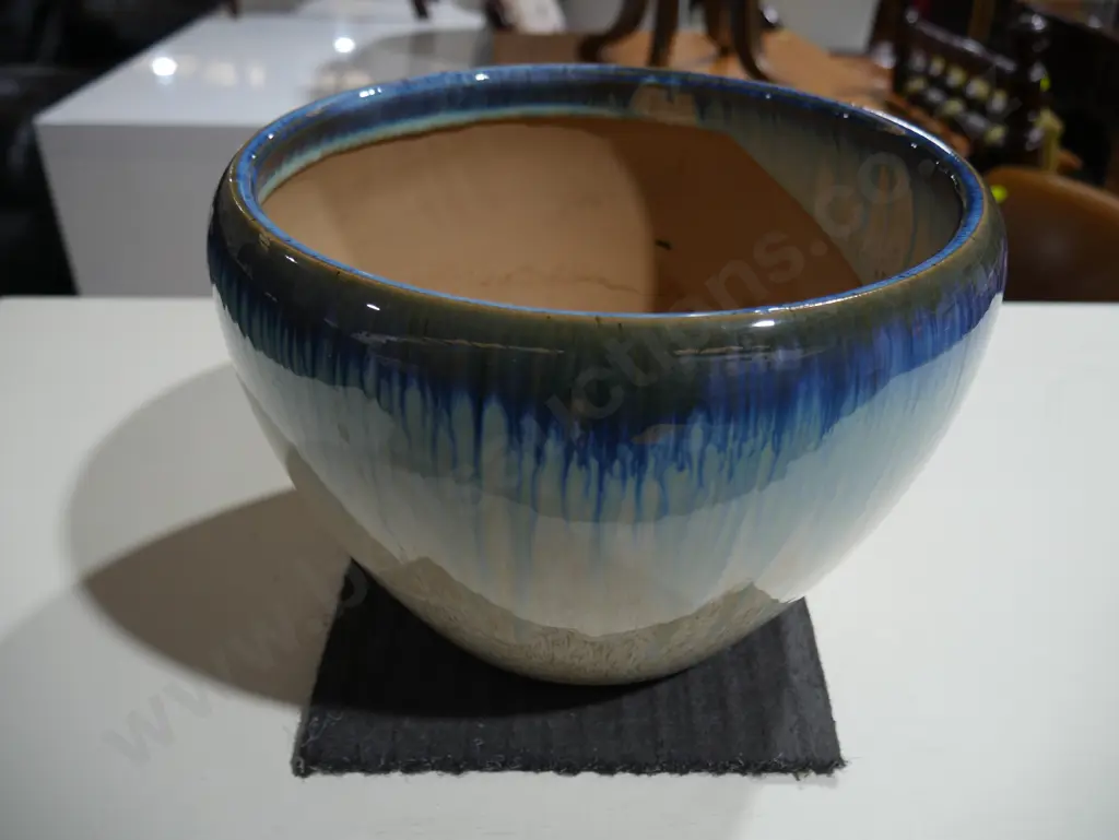 Pottery vase Image 1++