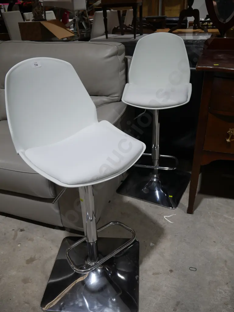 2 bar stools Image 1++